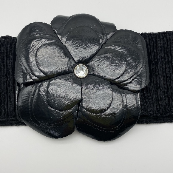 Womens Black Wide Elastic Stretch Waistband BELT Shiny FauxLeather Flower Buckle - Picture 3 of 10
